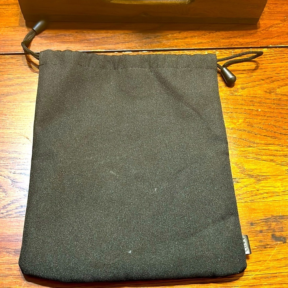 💥2/$10 
CLEER audio headphones black drawstring storage bag